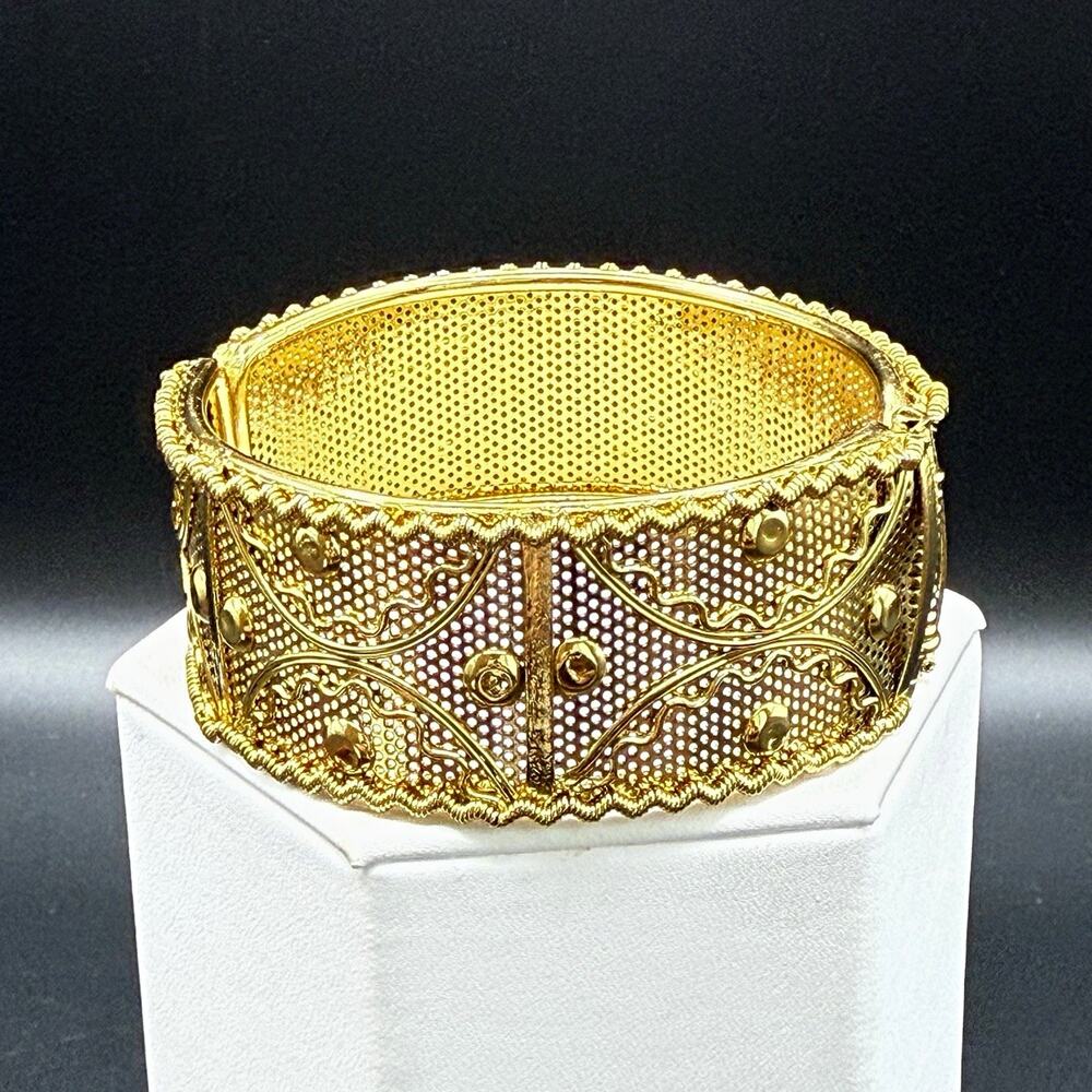 Vintage Ornate Gold Tone Wide Filigree Mesh Hinged Bangle Cuff Bracelet 6.75”